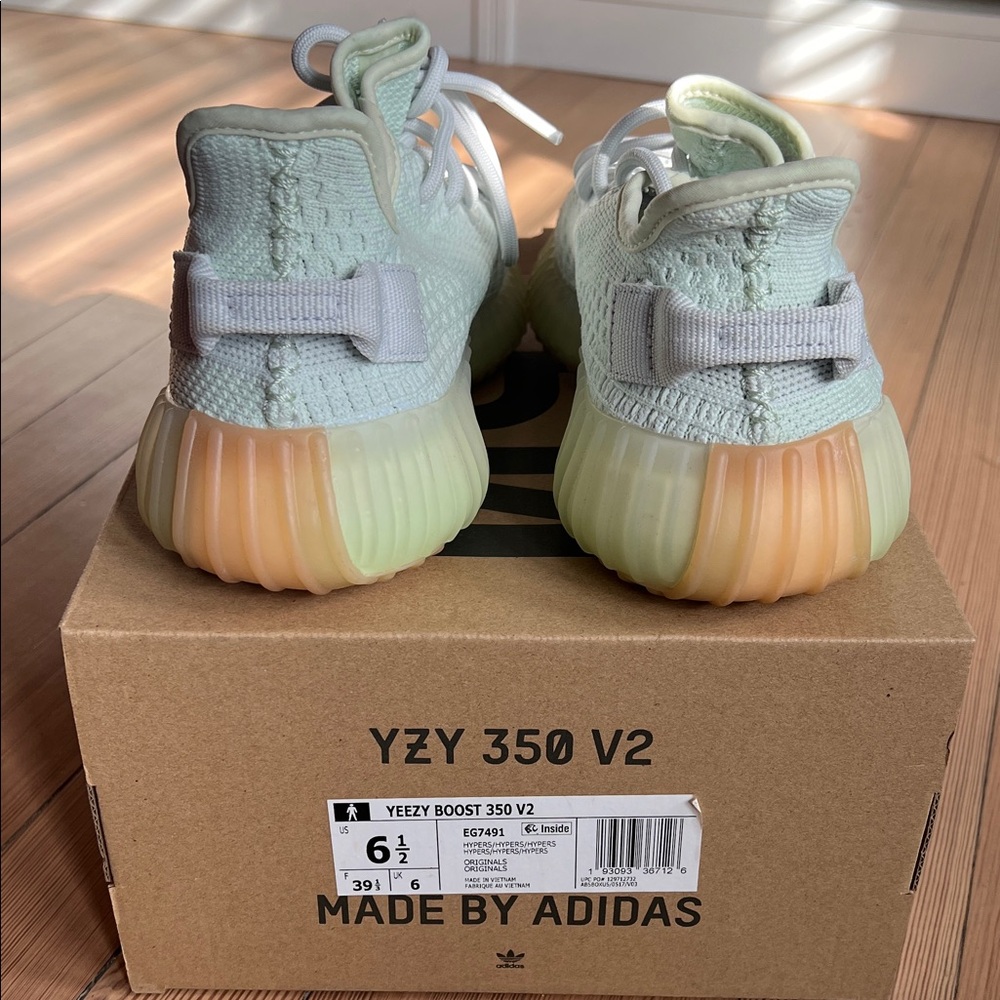 Yeezy Boost 350 v2 - Picture 2 of 7